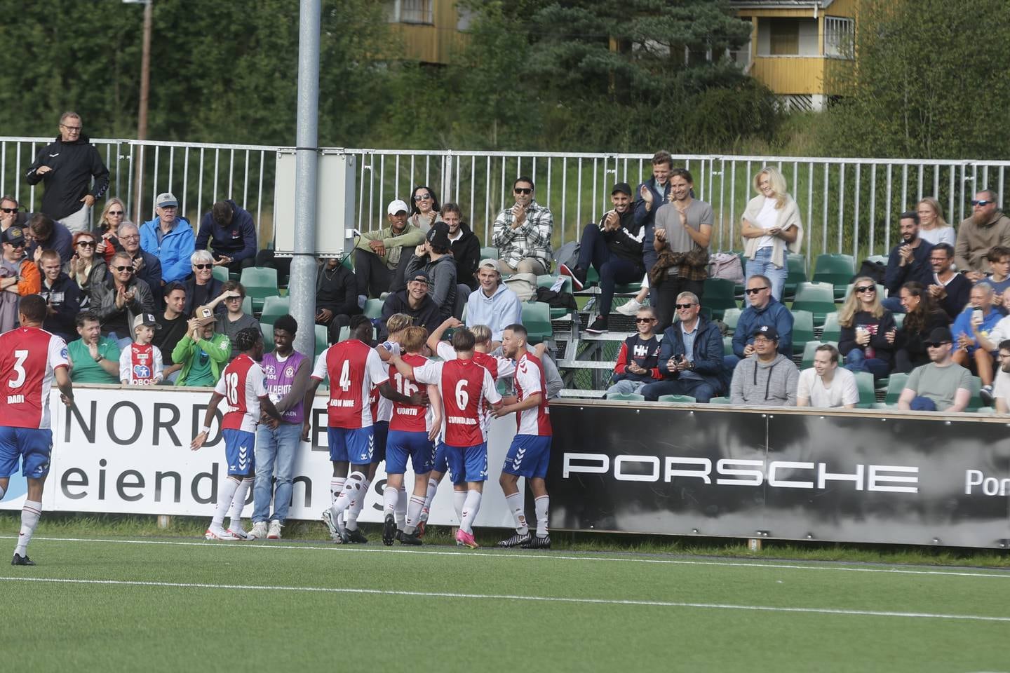 KFUM-spillerne jubler med supporterne etter scoring mot Fredrikstad.
