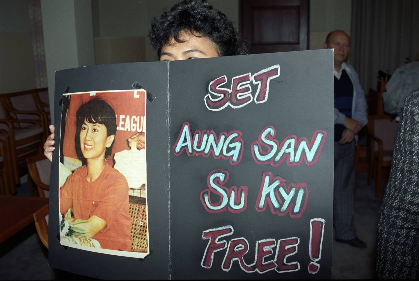 Oslo 19911014:  Nobelkomiteen erklærer at den burmesiske opposisjonslederen AUNG SAN SUU KYI får Nobels Fredspris for 1991. Prisutdelingen finner sted i desember. Bildet: Demonstrant med plakat som oppfordrer til frigivelse av Aung San Suu Kyi .  
FOTO: Bjørn Sigurdsøn/NTB