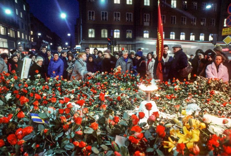 1. mars 1986 våknet svenskene til nyheten om at Olof Palme var skutt og drept. Her samler de seg samme kveld i veavegen. FOTO: TT/NTB scanpix