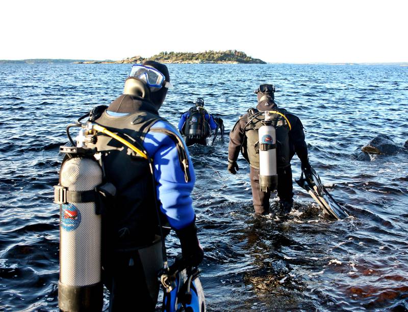 På vei: Når utstyret er på går man ut i vannet, og når alle er klare slippes lufta ut av BCD-vesten og man synker ned under overflaten. 