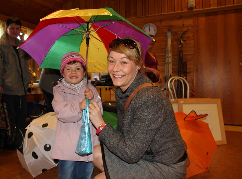Emma Kristiansen (3) finner mye kjekt. Mamma Jeanett var på leting etter sykkeltralle til sommeren, men fant paraply i stedet. Foto: Ine Eftestøl