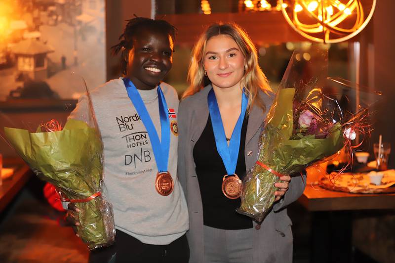 BK Atlas feiret Grace Bullen og Othelie Høie, som begge tok bronsemedalje i VM i september. Ikke minst sikret Bullen seg plass i OL for første gang, og blir å se på brytematta i Paris neste sommer.
