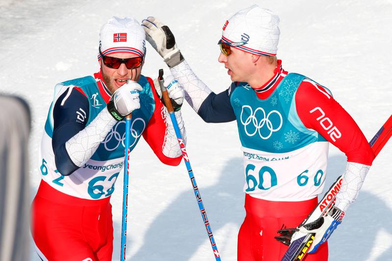 Martin Johnsrud Sundby (t.v.) og Simen Hegstad Krüger hadde mye å snakke om etter løpet.