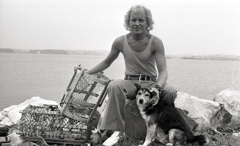 Jan Høiland med teiner og hund i 1972, samme år som han flyttet hjem fra Sverige. Høiland døde 7. juni, 78 år gammel. Foto: Stavanger byarkiv/RA