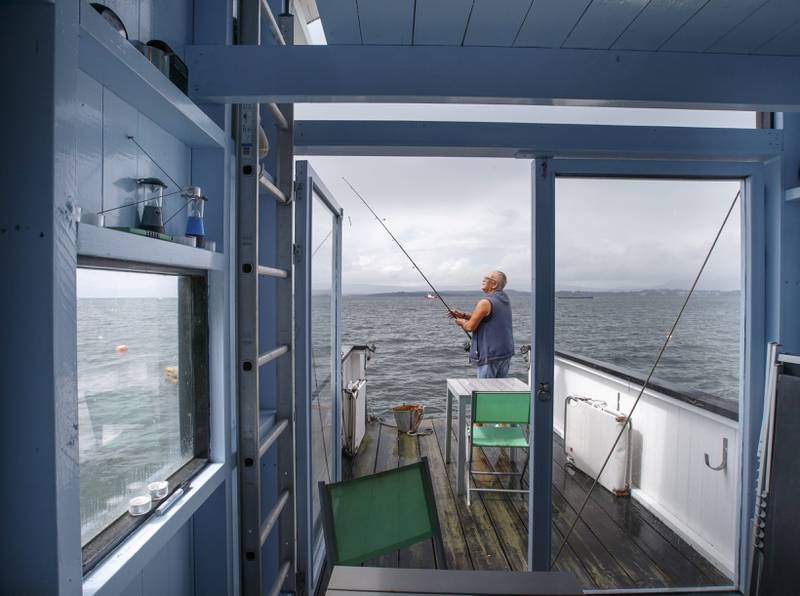 FISKELYKKE: Arvid finner roen med fiskestangen, men vil helst ikke få noe på kroken.  ALLE FOTO: Heiko Junge/ NTB scanpix