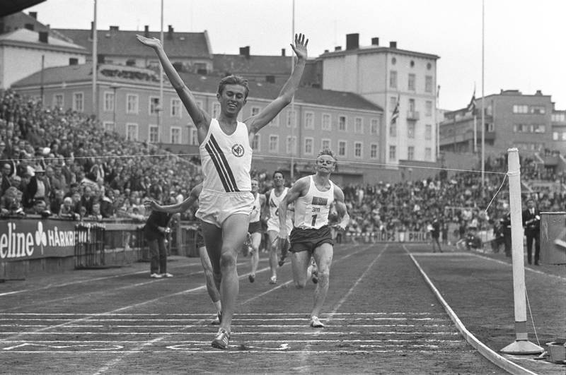 Oslo 19670620
Landskamp i friidrett mellom Norge og Sverige på Bislett Stadion i Oslo. 
Arne Kvalheim vinner 800 meter.
Foto: Henrik Laurvik, SCANPIX
