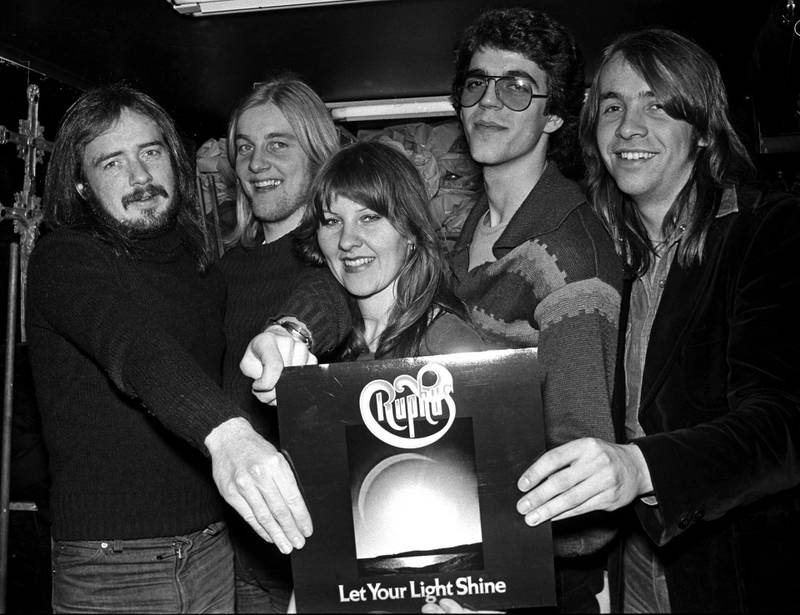 Kjell Larsen, Thor Bendiksen, Gudny Aspaas, Håkon Graf og Asle Nilsen, da de ga ut «Let Your Light Shine» i 1976. FOTO: NTB SCANPIX