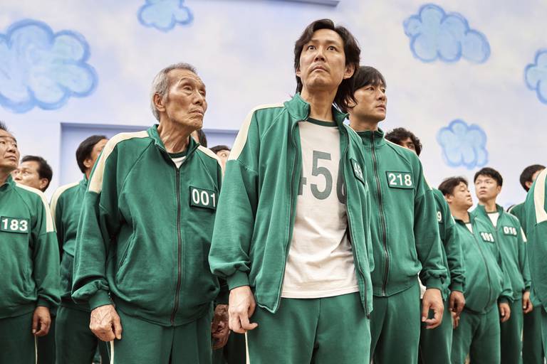 Løftes frem: «Squid Game», her med Lee Jung-jae (midten), Park Hae-soo (t.h.) og Oh Young-soo er nominert til tre SAG-priser, blant annet som beste ensemble i et TV-drama. Foto: Netflix / AP