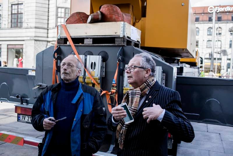 Kunstner Bjørn Melbye Gulliksen (blå jakke) og Hans O. Felix (skjerf) følger prosessen nøye. FOTO: FREDRIK BJERKNES 