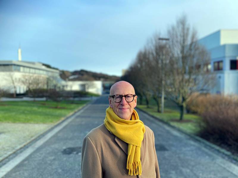 Harald N. Røstvik er professor med base på Universitetet i Stavanger. Arkitekten og byplanleggeren kjemper mot vedfyring og for solenergi.