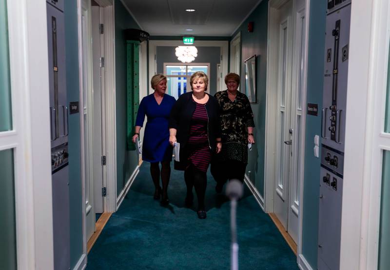 Partilederne Erna Solberg (H), Siv Jensen (Frp) (t.v.) og Trine Skei Grande (V) på Hotel Jeløy Radio søndag, etter at Venstre hadde besluttet at de vil gå inn i regjering med Høyre og Frp. 