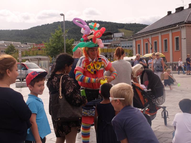 Festivalstemning også på Strømsø Torg. Heldige barn får ballong-figurer av en klovn.