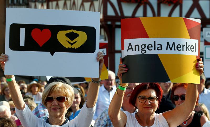 Tilhengere av Angela Merkel vil gjerne ha henne ved roret i enda flere år. Her fra et valgmøte nær Frankfurt denne uka. 
