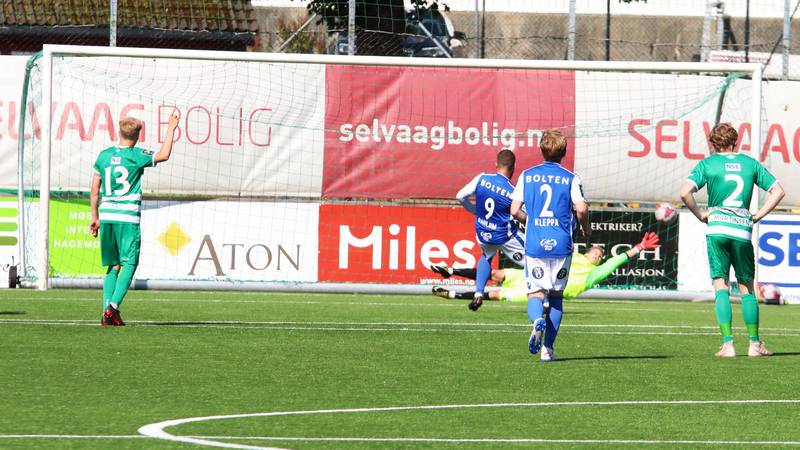 Henrik Dahlum setter inn straffen som etter timen spilt ga Fløy tilbake ledelsen 2-1. Foto: Pål Karstensen