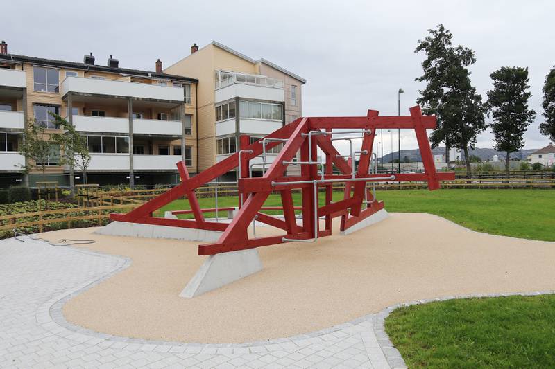 En ny lekeskulptur, som kan brukes som klatreapparat er på plass i parkdelen av torget. Foto: Thor Erik Waage