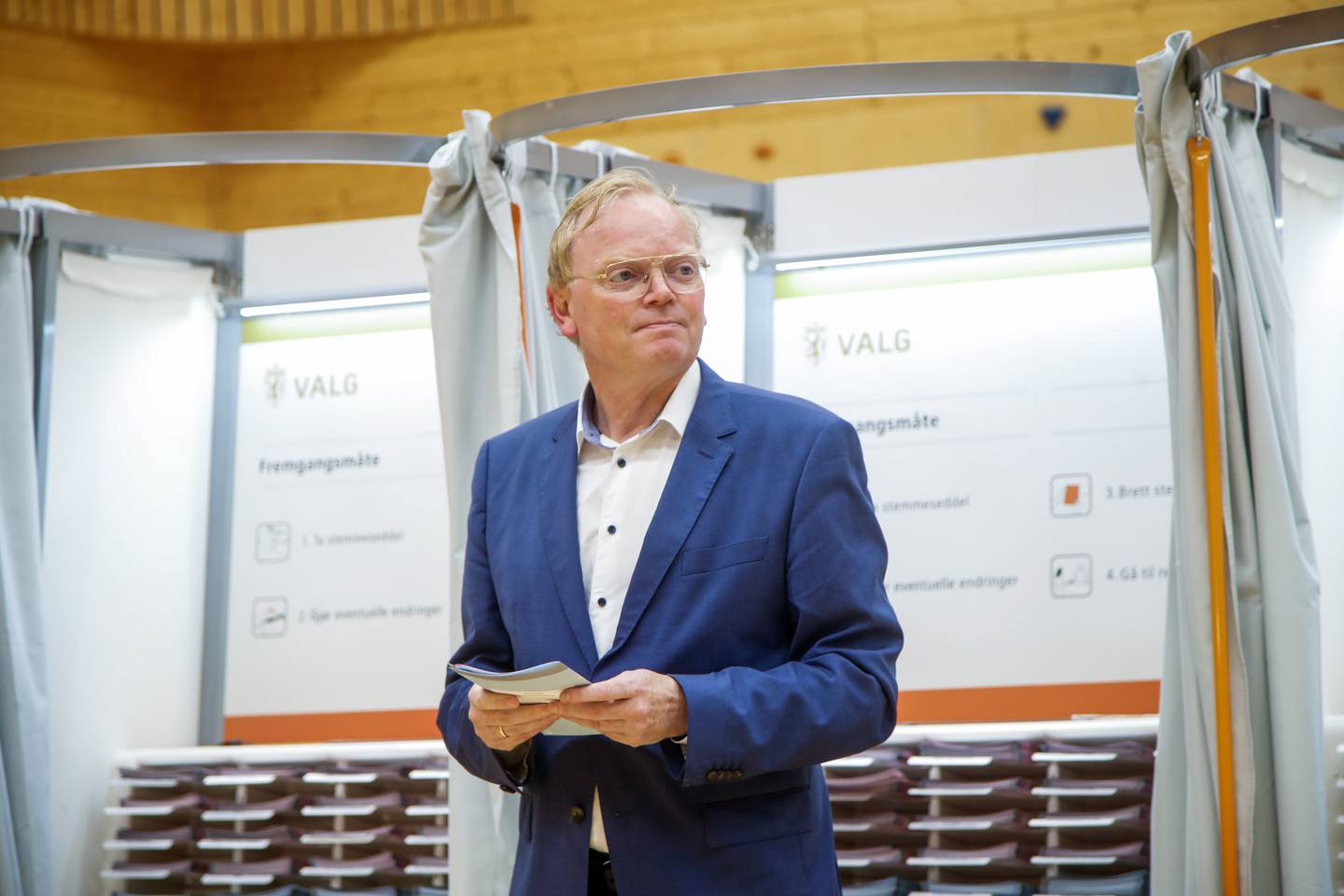 Sindre Finnes avgir sin stemme ved kommunevalget på Skjold skole i Bergen.