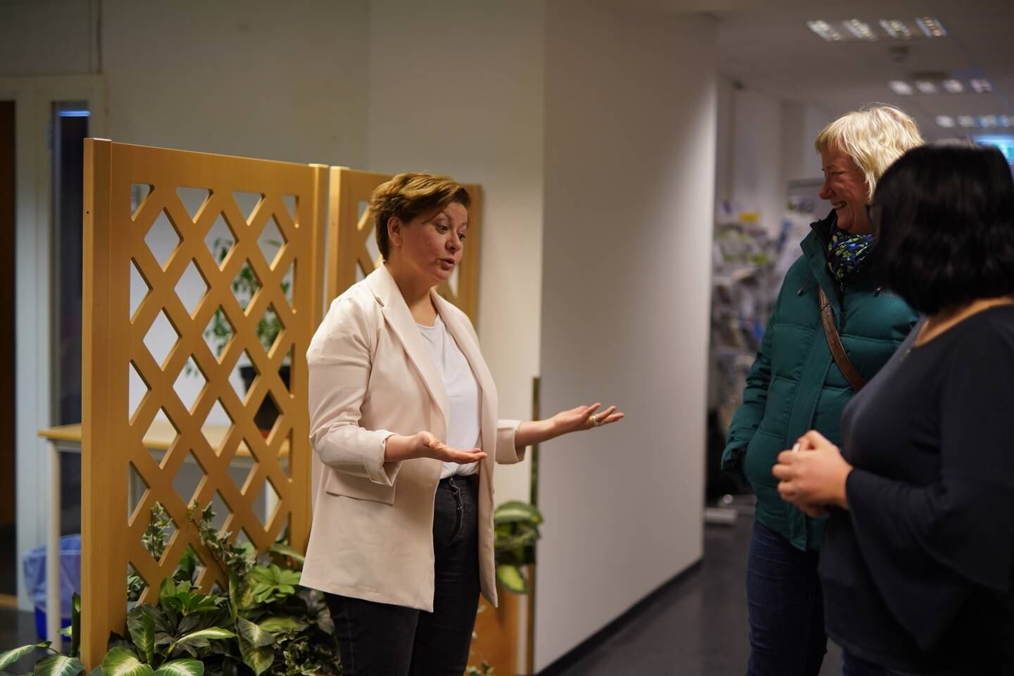 Helga Pedersen menet at noe av det beste med å drive med lokalpolitikk er nærheten til folk. Her i samtale med ansatte i Tana Kommune.