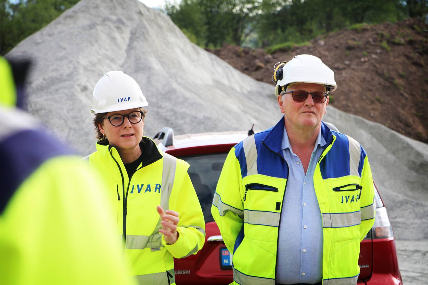 Torsdag ble det første spadetaket mot å sikre forsyningen av rent drikkevann i
regionen satt av administrerende direktør i IVAR IKS, Ingrid Nordbø. Her sammen med prosjektleder Jonn Egil Berget.