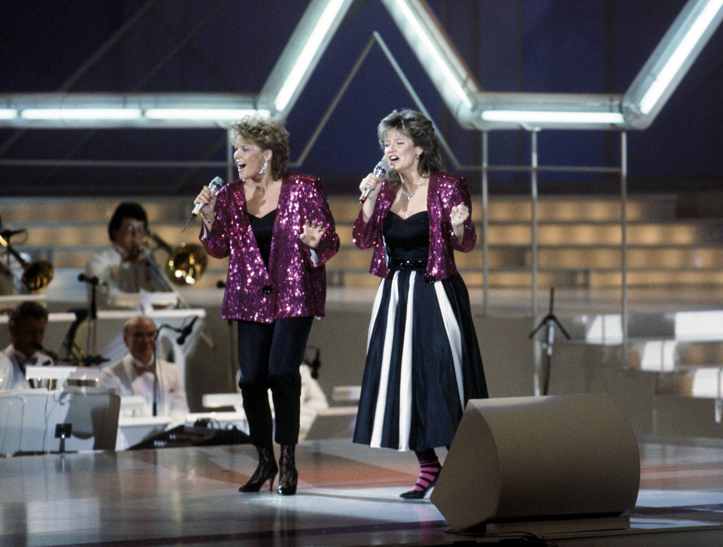 Bobbysocks, med Elisabeth Andreasson (t.v., nå Andreassen) og Hanne Krogh, tok Norges første Eurovision-seier i 1985 med «La det swinge».