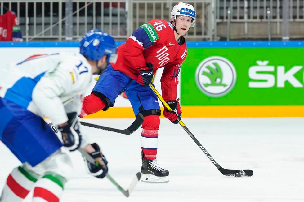 Mathis Olimb, her i aksjon for Norge under ishockey-VM-kampen mot Italia, er klar for Vålerenga. Foto: Fredrik Hagen, Norges Ishockeyforbund / NTB