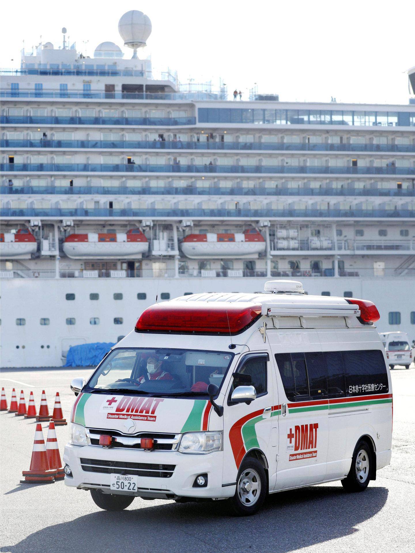 Cruiseskipet Diamond Princess har ligget i karantene i den japanske havnebyen Yokohama siden 4. februar, med 218 smittede (per 13. februar) om bord. Foto: Kyodo/NTB Scanpix
