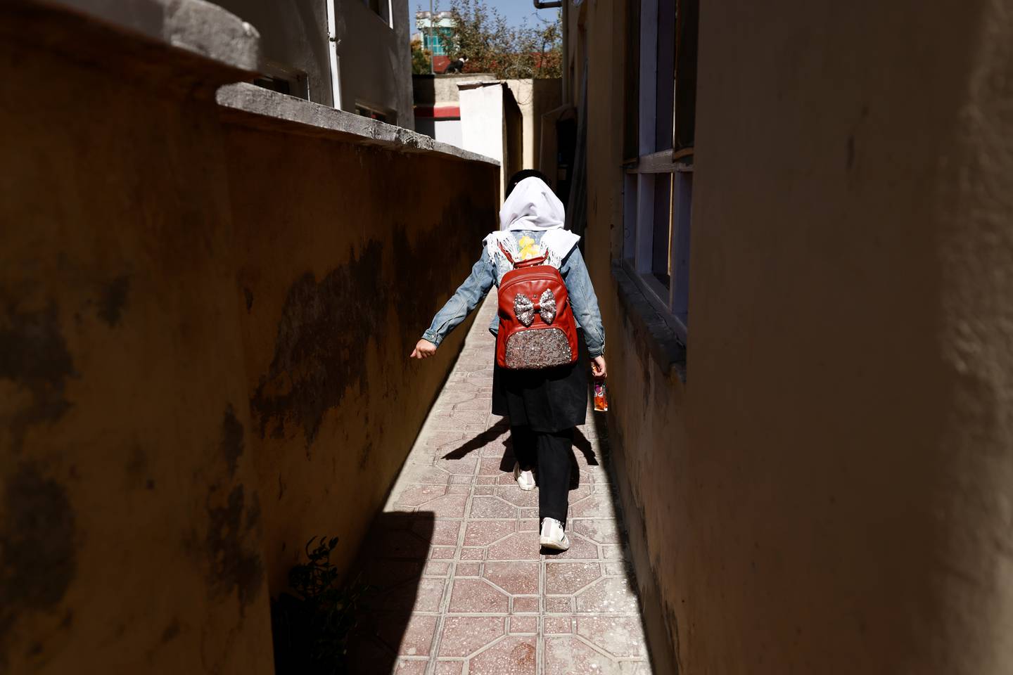 10 år gamle Hadia går hjem fra skolen i Kabul i oktober i år. Etter at Taliban igjen tok makta i landet har et stort spørsmål vært hva som skal skje med jenters skolegang.