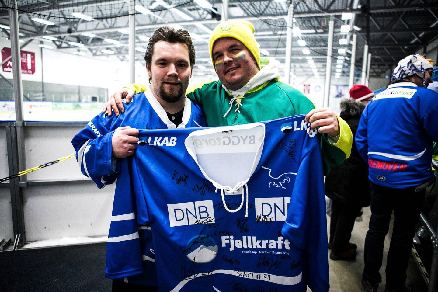 Narvik-supporter Stian Pedersen og MS-supporter Glenn Solberg Bukkvoll sammen i Nordkraft Arena i 2014.