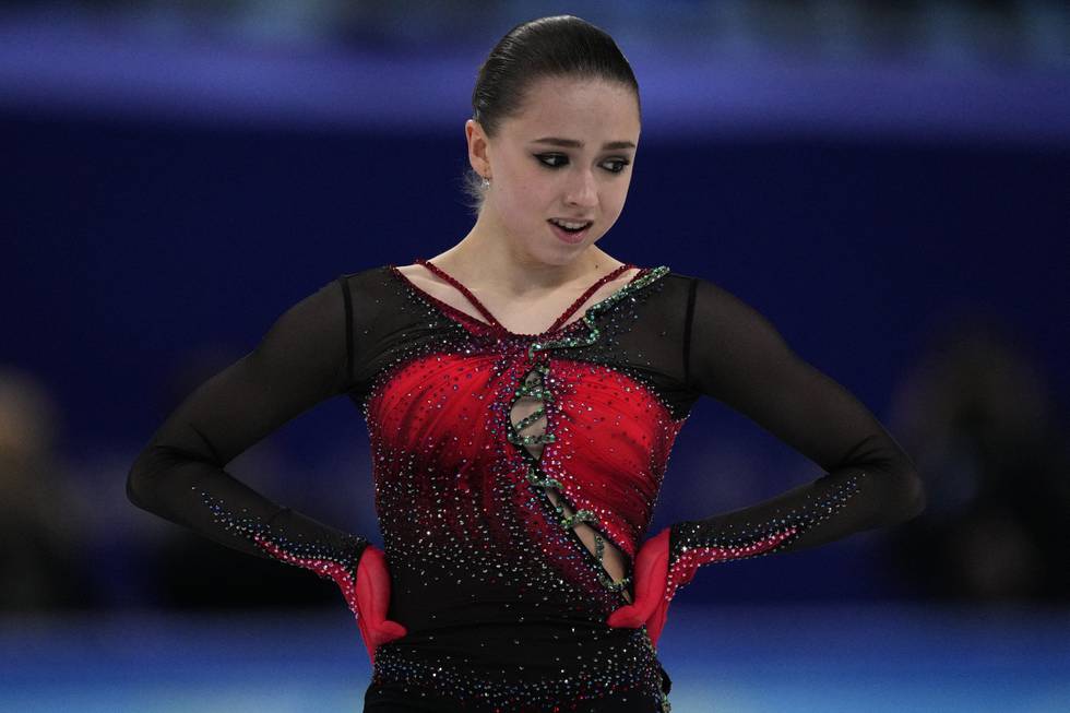 Kamila Valijeva takker for støtten hun fikk gjennom de olympiske lekene i Beijing. Foto: Bernat Armangue / AP / NTB