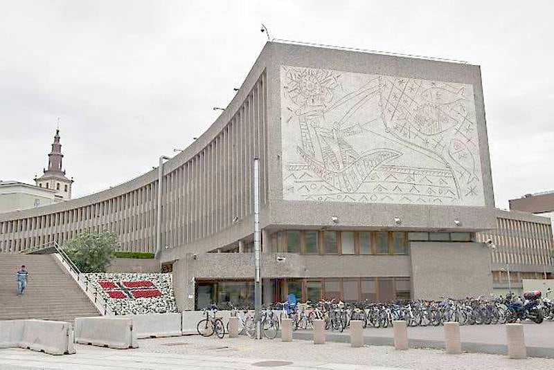 Carl Nesjars 17 år lange samarbeid med Pablo Picasso startet med utsmykningen av Regjeringskvartalet i Oslo og Y-blokka spesielt. FOTO: MIMSY MØLLER