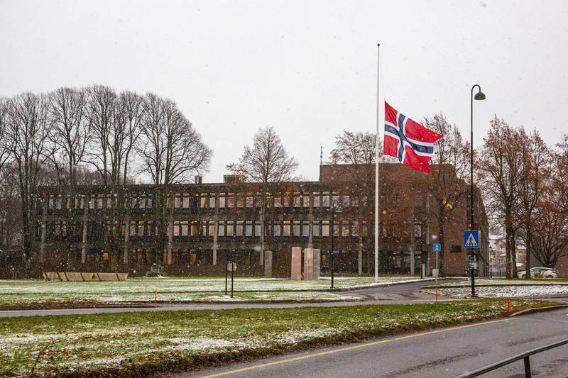 Det ble flagget på halv stang foran Moss rådhus torsdag, dagen etter at en ansatt ble funnet drept på Jeløy.