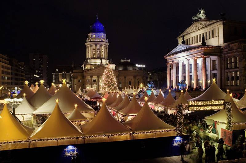 Julemarkedet på Gendarmenmarkt i Berlin er et av byens fineste, mener Erle Sørheim. FOTO: WOLFGANG SCHOLVIEN/VISITBERLIN
