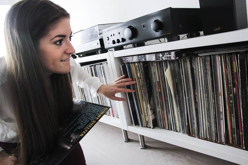 Karina har stor sans for foreldrenes LP-samling. Favorittene er Rolling Stones, The Beatles, Nazareth, Supertramp, The Who og Creedence. Foto: Lasse Hansen