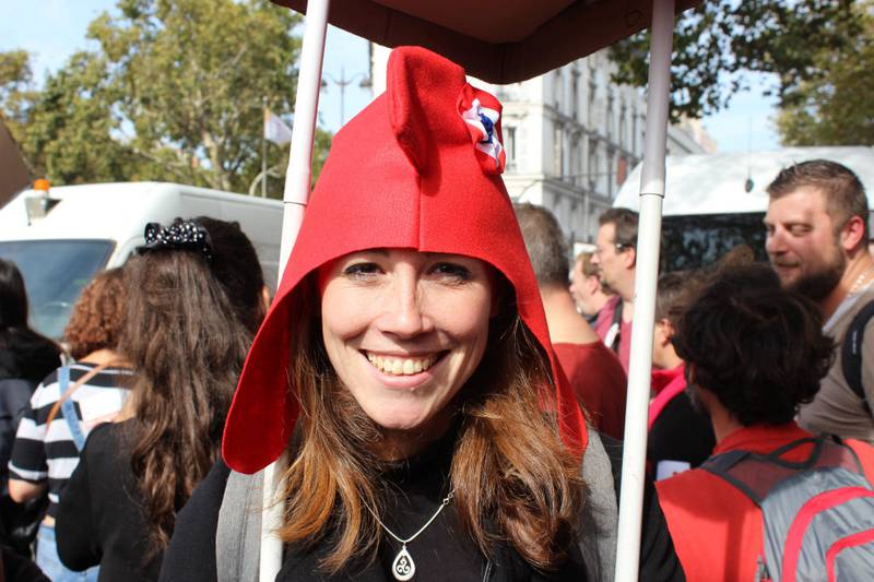 Céline Meneses (25) går i hette fra den franske revolusjonen mot Macron.