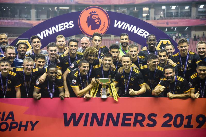 Wolverhampton Wanderers' players celebrate after winning the 2019 Premier League Asia Trophy football tournament at the Hongkou Stadium in Shanghai, on July 20, 2019. (Photo by HECTOR RETAMAL / AFP)