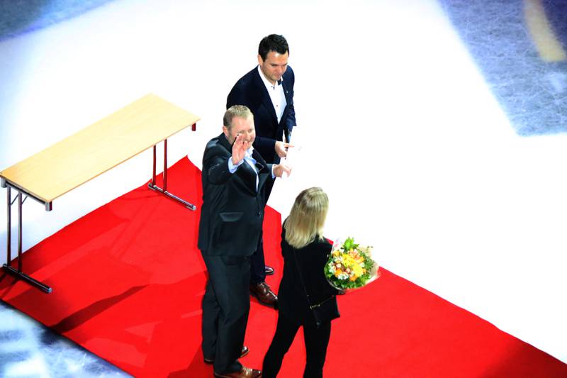 Petter Thoresen og konen ble hyllet av sportsdirektør Pål Higson i Oilers før kamp. Foto: Pål Karstensen