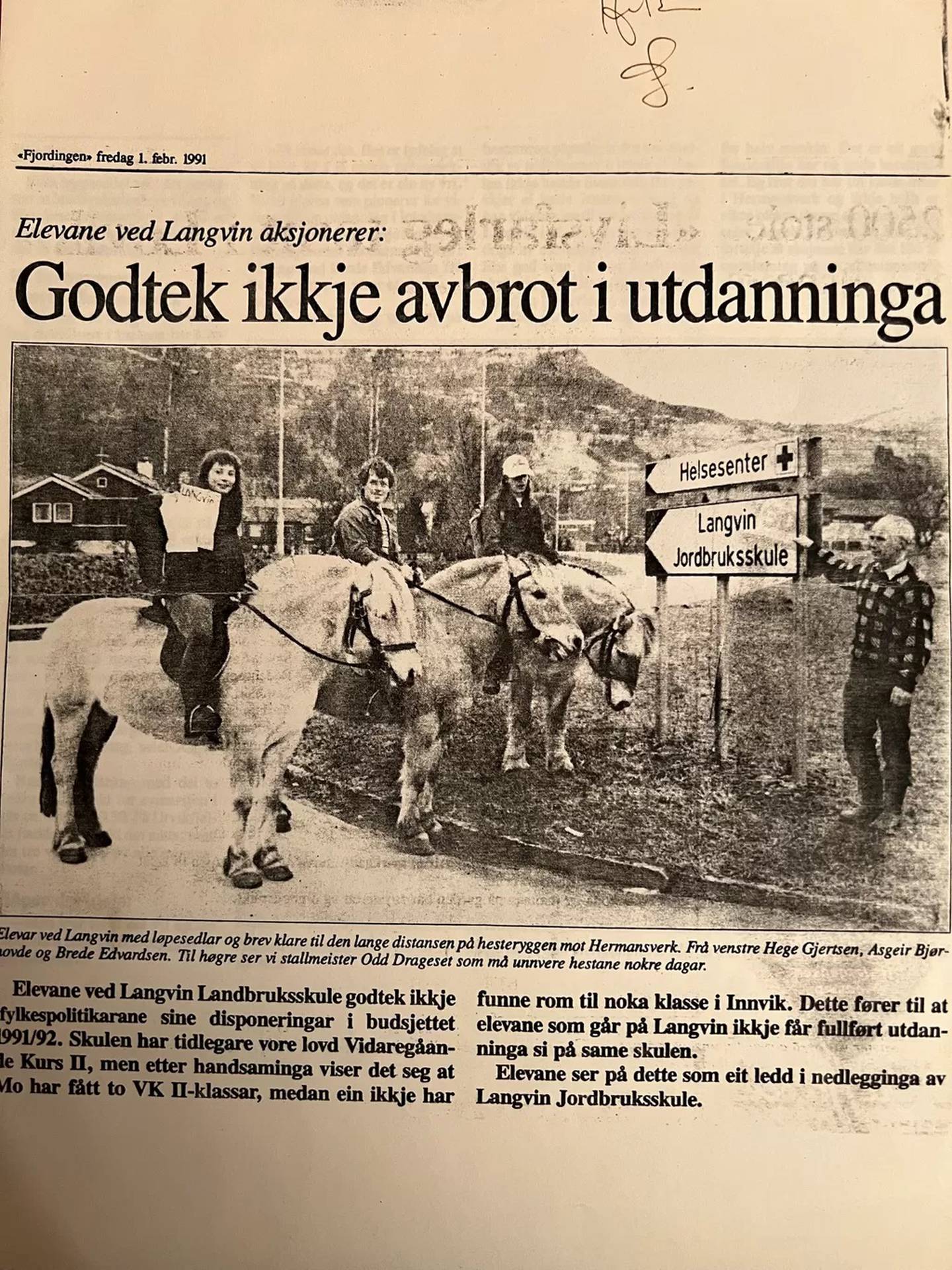 Protest til hest i 1991. Moren til Brede har tatt vare på mye fra fortida, blant annet dette klippet fra avisa Fjordingen.

Foto: Privat