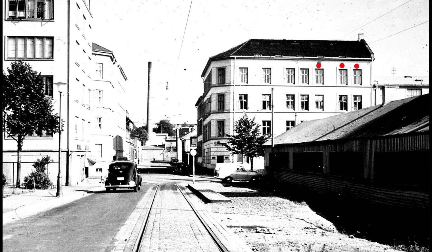 Leiligheta i Bergene-gården i Københavngata 11, hvor Alf Folmer vokste opp, er markert med tre prikker. Skura vis-a-vis måtte vike da høyblokka til Bergene ble oppført i 1967. Foto: Alf Folmer