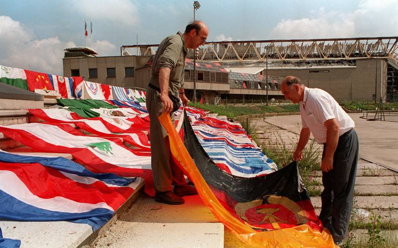 flagg: 500 flagg fra avslutningsseremonien i Zetra-hallen i Sarajevo ble tatt vare på i kjelleren. Ti år etterpå, i 1994, ble de tatt opp og luftet. To år tidligere ble hallen bombet. 