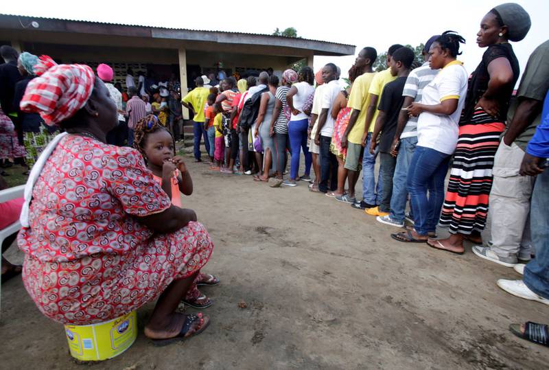 Folk sto i kø i går for å stemme i valget i Liberia, her i hovedstaden Monrovia. 	