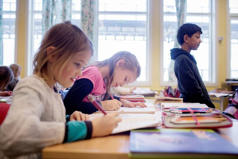 Norske elever får langt større utbytte om bokstavlæringen går raskere, mener forskere fra Senter for leseopplæring i Stavanger, som vil at elevene skal gå gjennom hele alfabetet før jul. ARKIVFOTO: HILDE UNOSEN