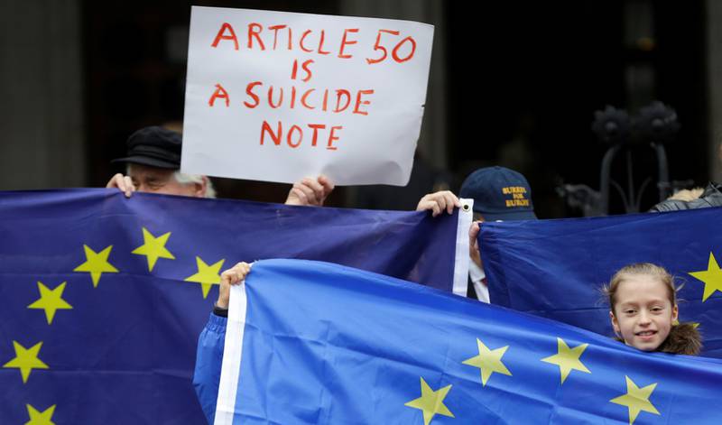 EU-tilhengere demonstrerer utenfor retten.