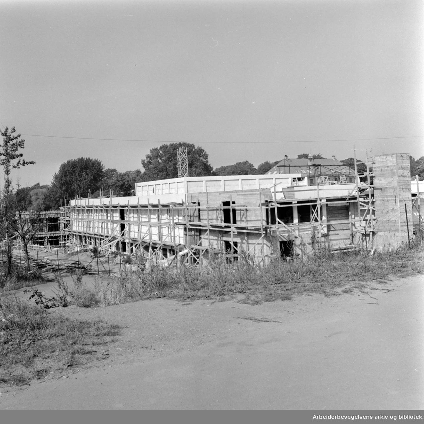 Munchmuseet under bygging på Tøyen i 1961, når det er tid for kranselag - som snekkerne har når ett bygg er under tett tak.