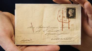 Historisk brev med verdens første frimerke til salgs