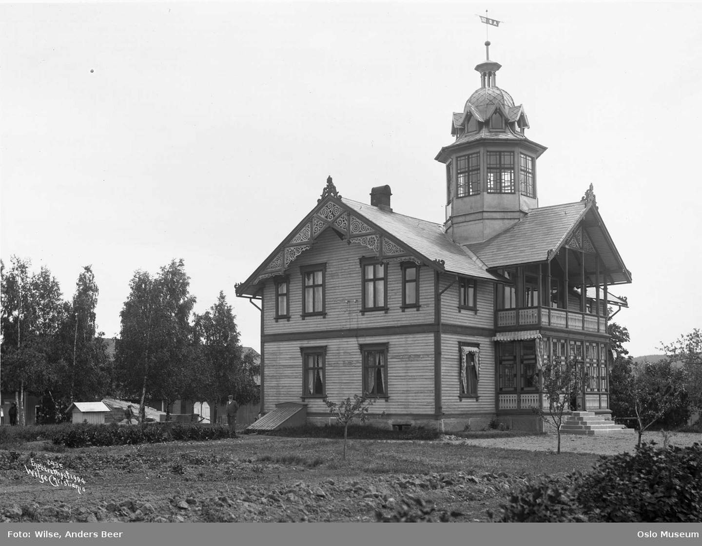 Hans Nielsen Hauge kjøpte storgården Bredtvet i Aker i 1817. Bolighus med tårn og glassveranda på Bredtvet gård 1904.