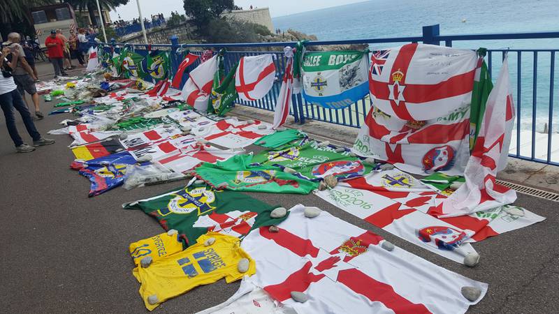 Langs paradegaten Promenade des Anglais i Nice var det minnesmarkering av en nord-irsk supporter som døde under EM. Foto: Pål Karstensen
