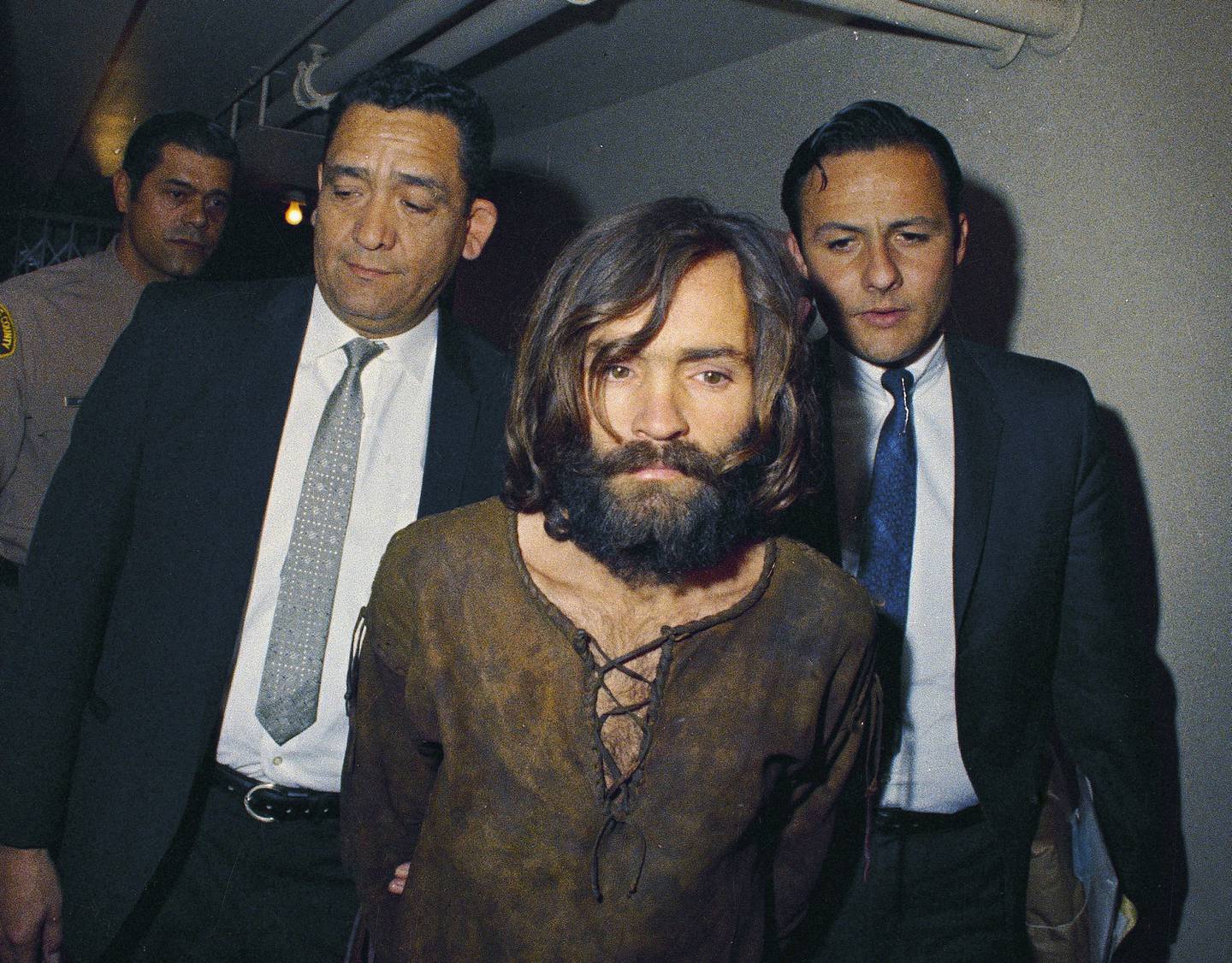 Charles Manson ble først dømt til døden, men senere livsvarig for å ha regissert drapene som ble utført av sektmedlemmene hans.