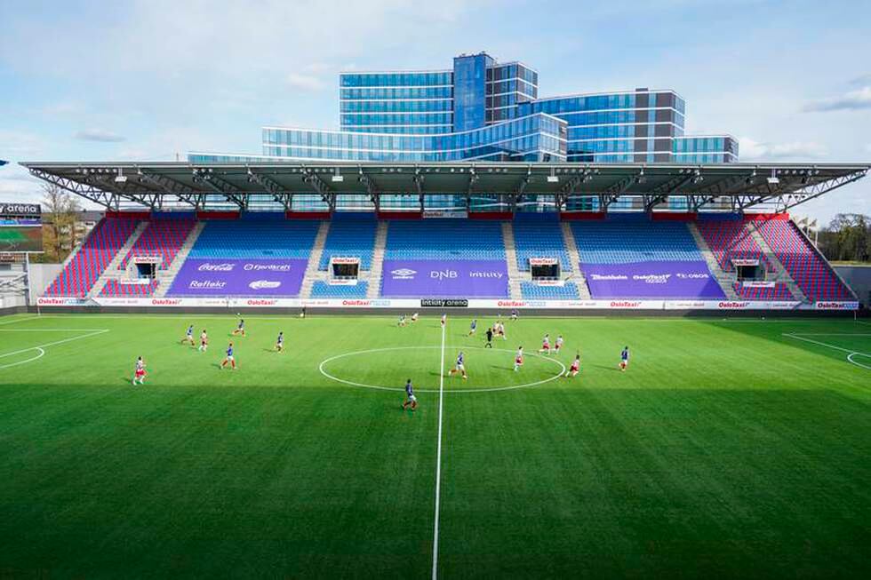 Treningskampen i fotball mellom eliteserielagene Vålerenga og Tromsø spilles for tomme tribuner på Intility stadion i første søndag i mai. Dersom byrådet går videre til trinn 3 av gjenåpningsplanen, kan langt flere se kampen fra tribunen.
