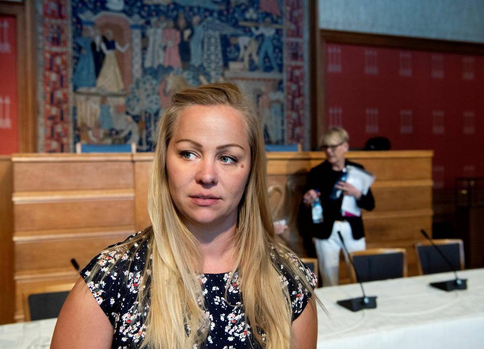 Eivor Evenrud (Rødt) mener skoledirektør Astrid Søgnens (i bakgrunnen) svar ikke tyder på at måten etaten skal styre skolene på skal endres, slik skolebyråd Inga Marte Thorkildsen ved flere anledninger har sagt.
