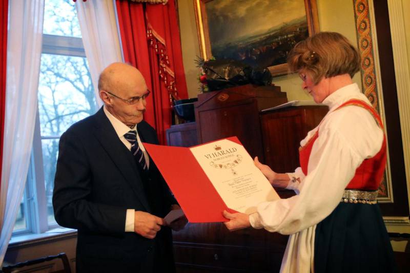 Det var fylkesordfører Lone Merethe Solheim som fikk æren av å overrekke ordensdekorasjon og diplom til Kjell Pahr-Iversen.