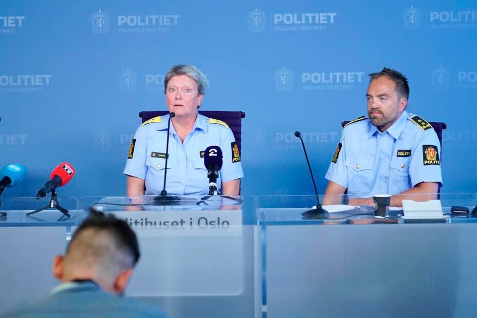 Politimester Beate Gangås og politiadvokat Børge Enoksen møter pressen i forbindelse med skyting natt til lørdag. Foto: Håkon Mosvold Larsen / NTB